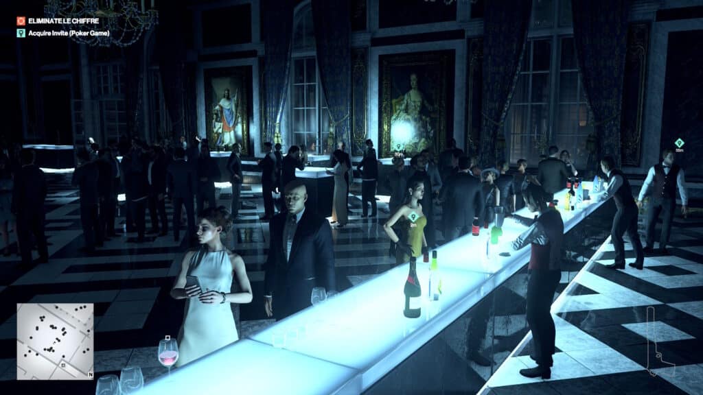 A crowded, elegant ballroom from Hitman World of Assassination Signature Edition buzzes with guests gathered around a glowing bar, drinks in hand, at night.