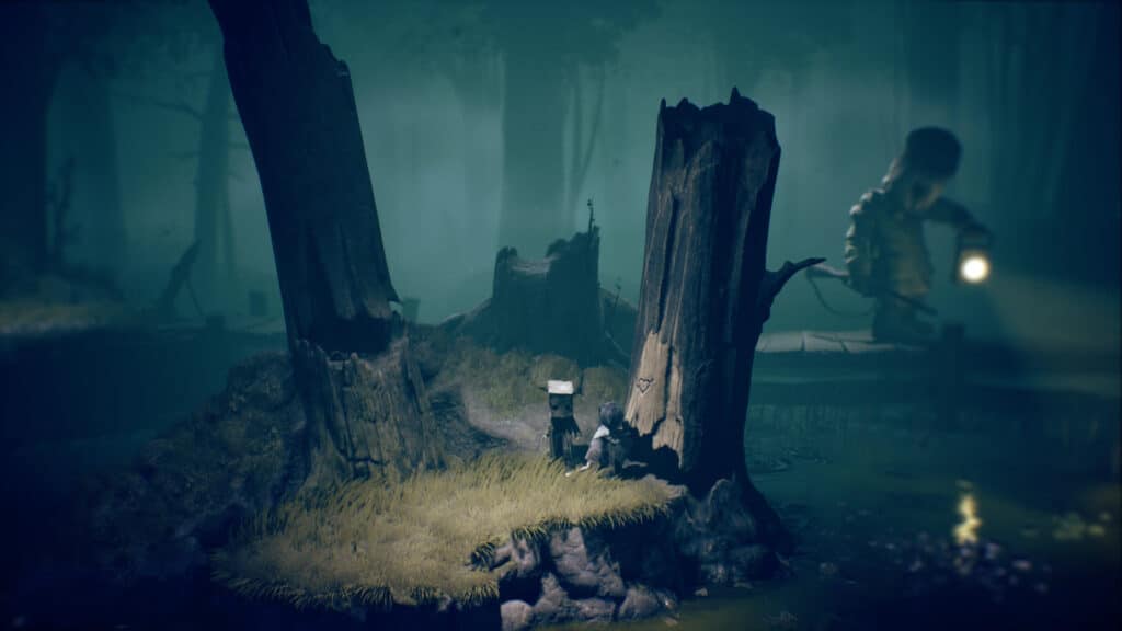 A small figure hides behind a tree stump in a dark, foggy forest as a giant person with a flashlight approaches, evoking the eerie atmosphere of Little Nightmares II.