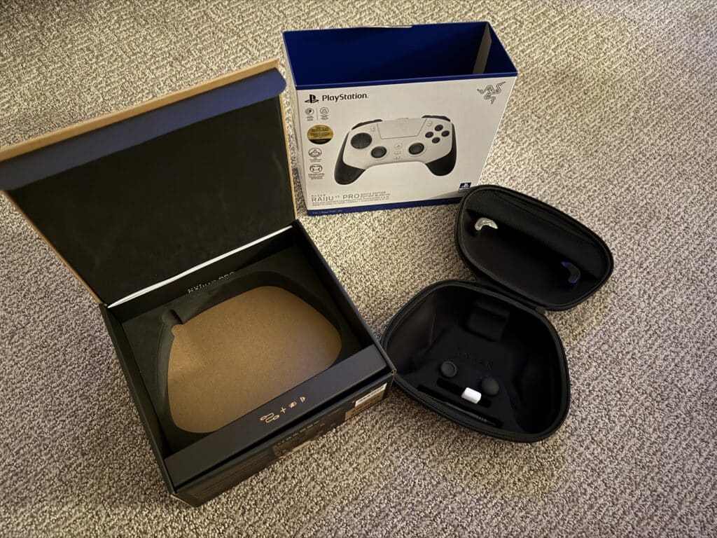 Photo of what’s in the box of the Razer Raiju V3 Pro