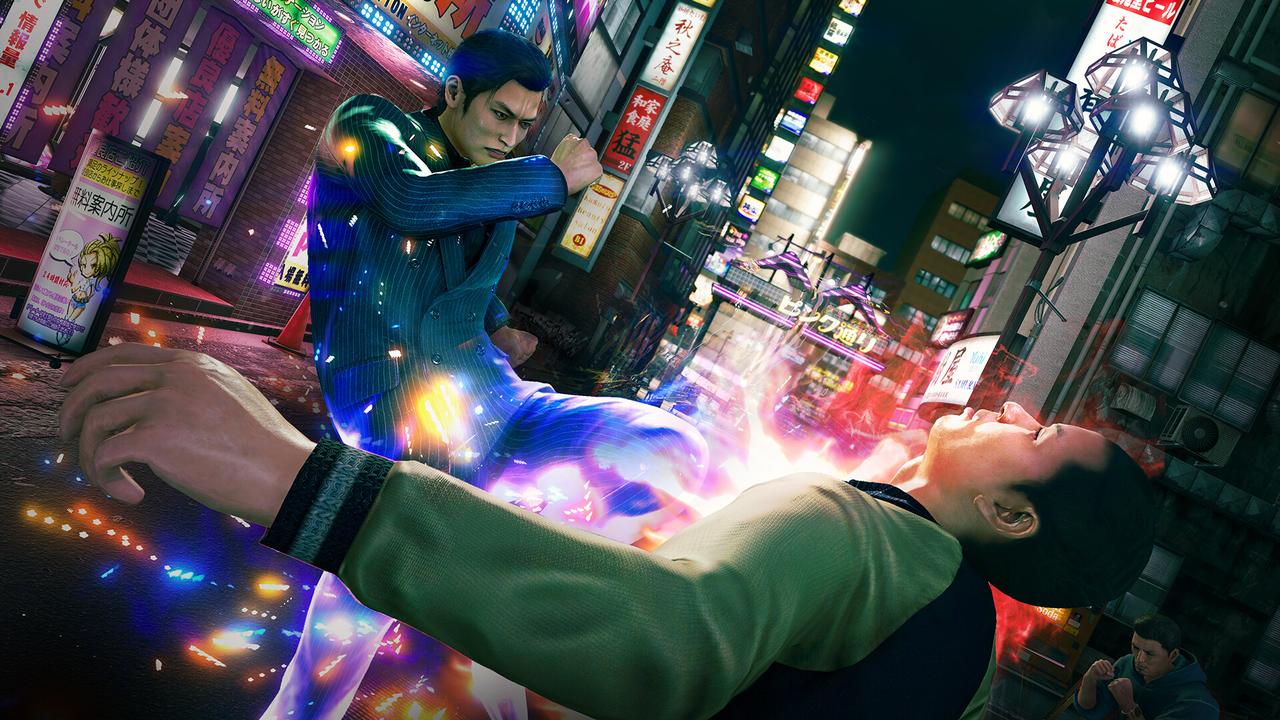 Yoshitaka Mine fights an enemy in Kamurochō during Dark Ties in Yakuza Kiwami 3