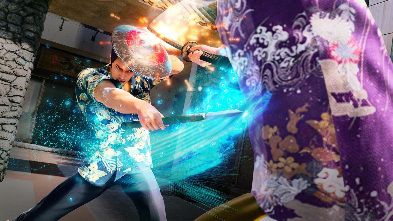 Kiryu fights with Ryukyu-style weapons during a street encounter in Yakuza Kiwami 3