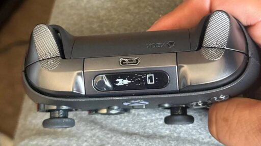 Leaked XBOX Elite 3 prototype showing a small built-in screen near the top of the controller.