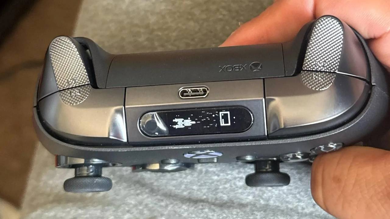 Leaked XBOX Elite 3 prototype showing a small built-in screen near the top of the controller.